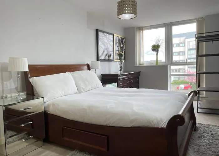 Spacious, Smart Apartment Near City Centre And Coop Arena Free Parking